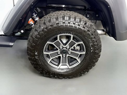 Used 2025 Jeep Gladiator Mojave w/ Technology Group AWD/4WD image 35