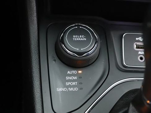 Used 2020 Jeep Cherokee Latitude Plus AWD/4WD image 5