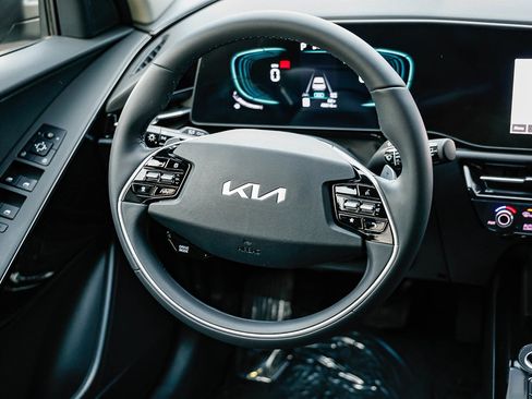 Used 2023 Kia Niro EX image 14