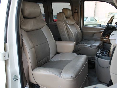 Used 2006 Chevrolet Express 1500 RWD image 48