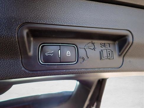 Used 2020 Ford Explorer XLT image 9