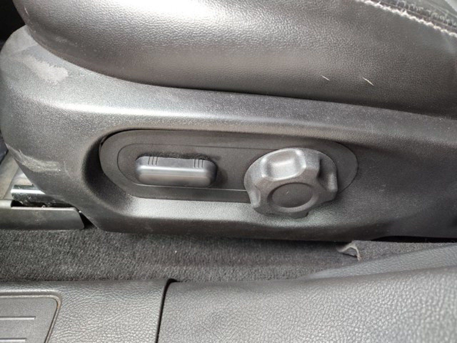 Used 2017 Ford Taurus SEL w/ Equipment Group 201A FWD image 11