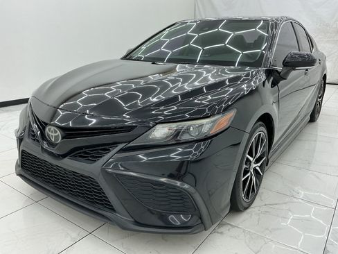 Used 2021 Toyota Camry SE FWD image 1