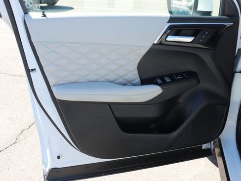 Used 2024 Mitsubishi Outlander 4WD Plug-In Hybrid image 10