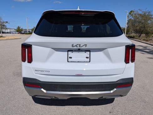 Certified 2025 Kia Sorento S image 7