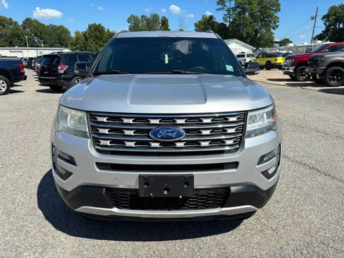 Used 2016 Ford Explorer XLT w/ Equipment Group 202A FWD image 8