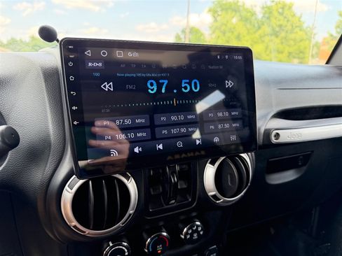 Used 2016 Jeep Wrangler Unlimited Sahara w/ Connectivity Group AWD/4WD image 24