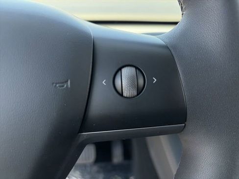 Used 2024 Tesla Model Y Long Range AWD/4WD image 25