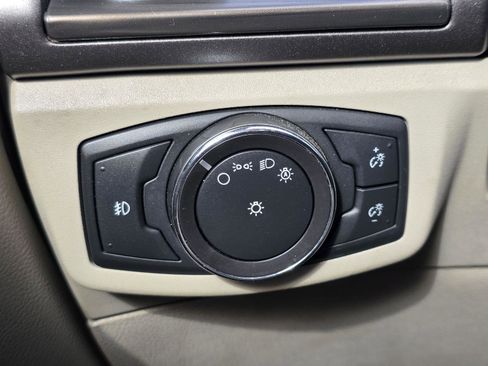 Used 2017 Ford Fusion SE w/ Fusion SE Technology Package FWD image 11