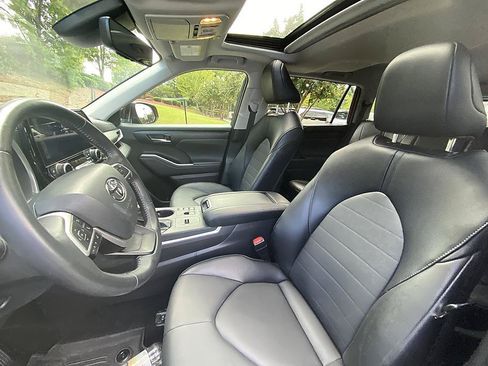Used 2025 Toyota Highlander XLE FWD image 13