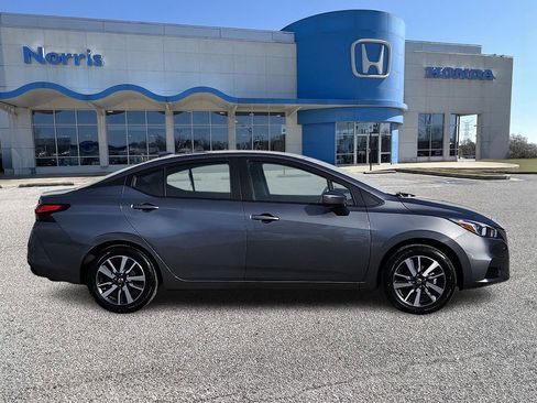 Used 2021 Nissan Versa SV image 5