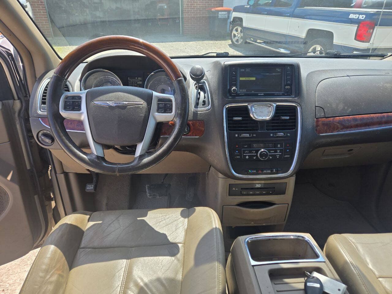 Used 2015 Chrysler Town & Country Limited Platinum FWD image 11