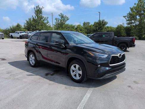 Used 2023 Toyota Highlander LE FWD image 2
