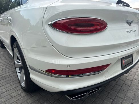 Used 2025 Bentley Bentayga AWD/4WD image 38