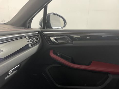 Used 2025 Porsche Macan image 14