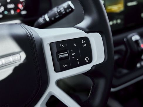 Used 2024 Land Rover Defender 110 SE image 68