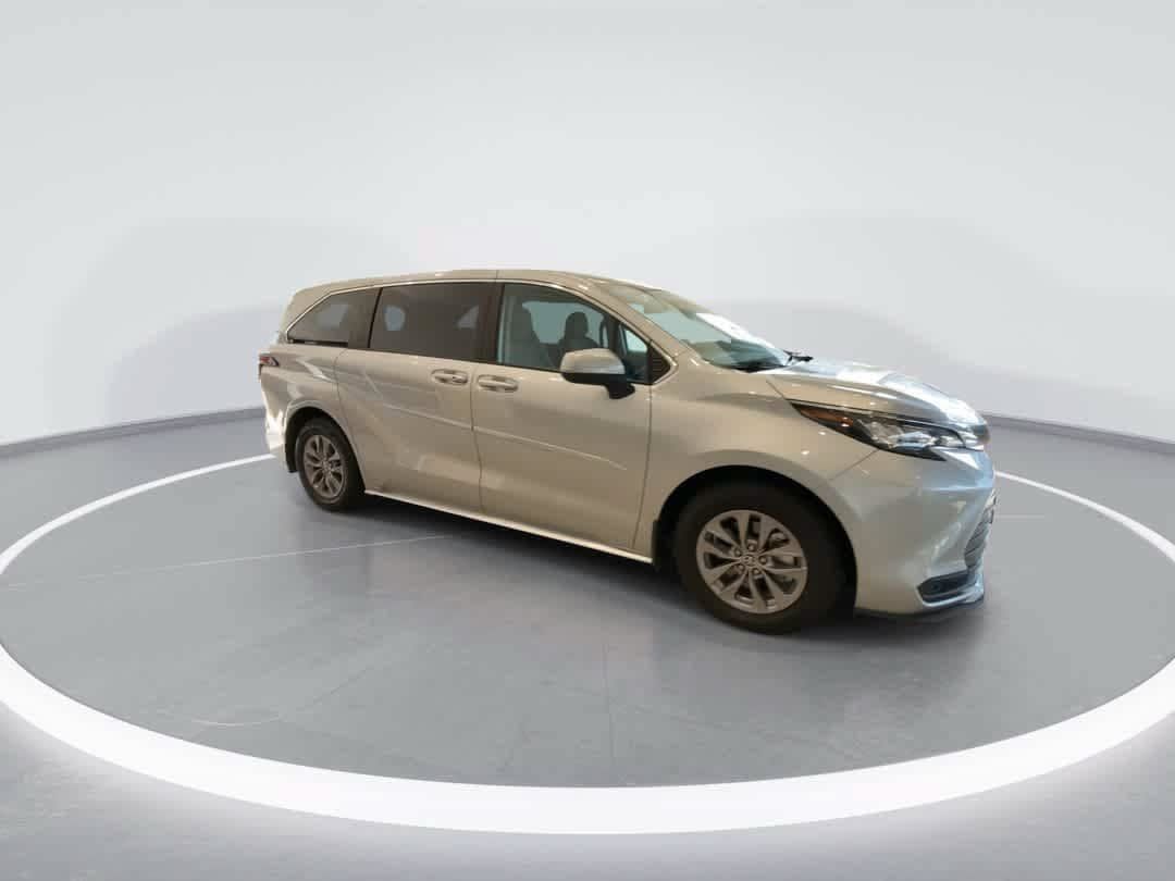 Used 2023 Toyota Sienna LE AWD/4WD image 2