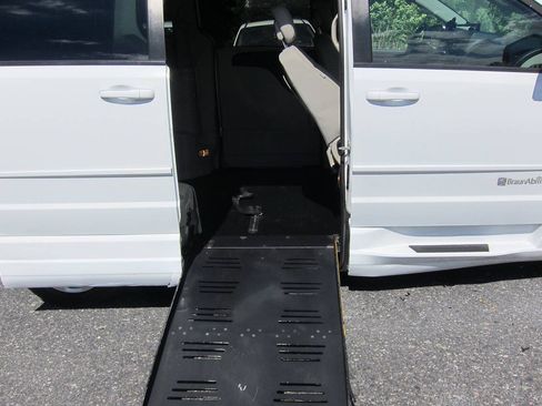 Used 2017 Dodge Grand Caravan SE w/ Power Window Group FWD image 2