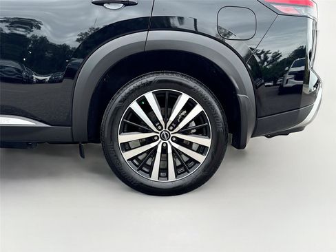 Used 2024 Nissan Pathfinder Platinum image 32