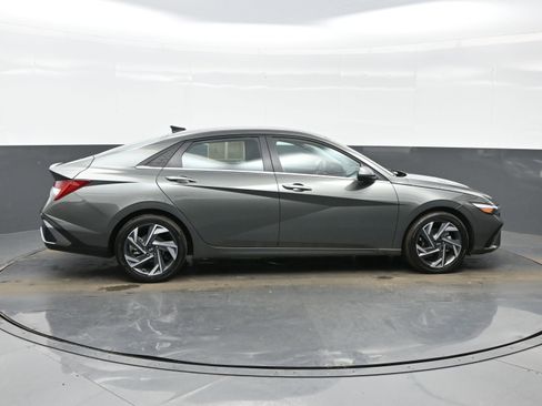 Certified 2025 Hyundai Elantra Limited image 7