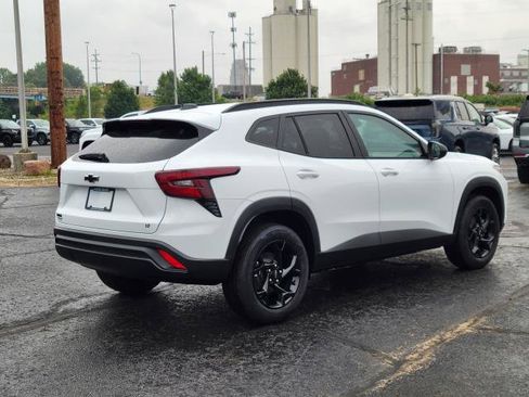 New 2026 Chevrolet Trax LT w/ Midnight Edition FWD image 2