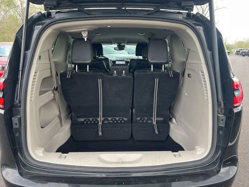Used 2024 Chrysler Pacifica Touring-L image 22