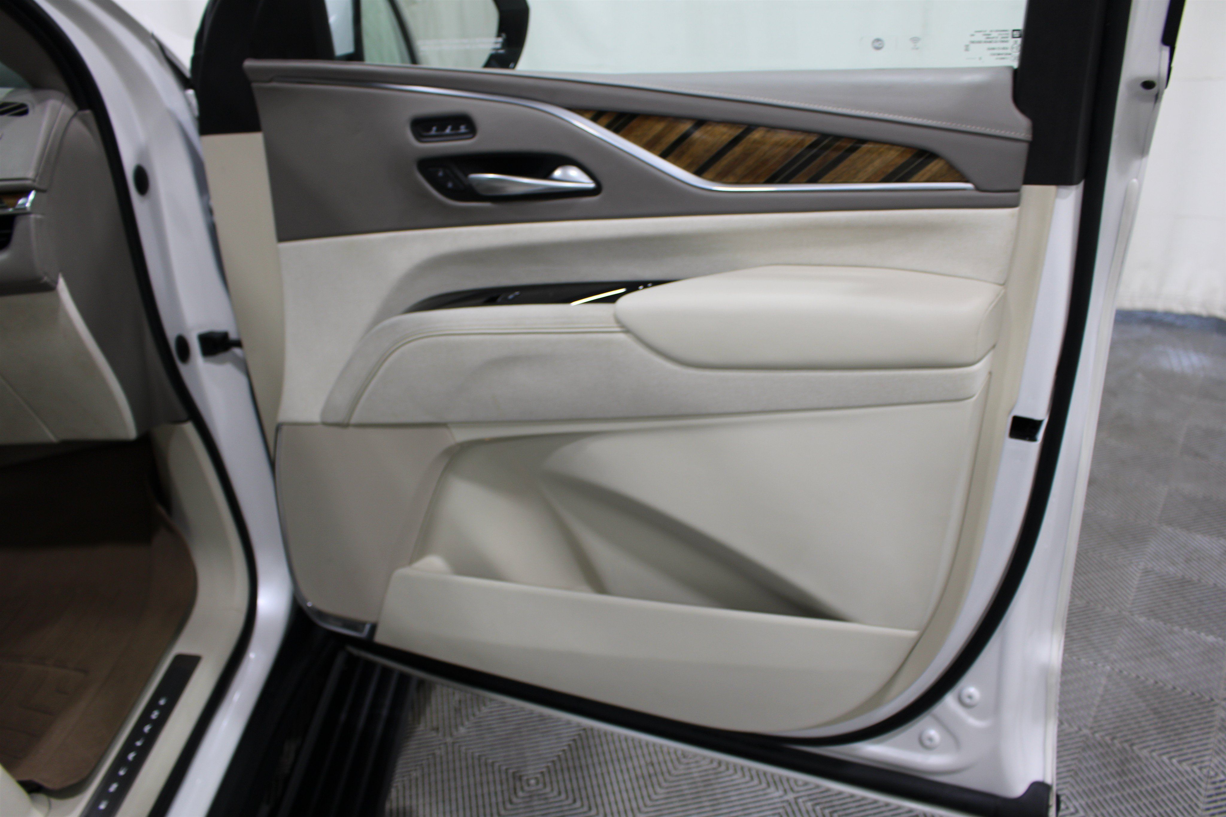 Used 2023 Cadillac Escalade Sport Platinum AWD/4WD image 32