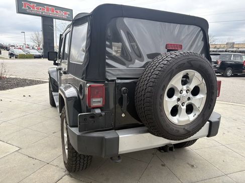 Used 2015 Jeep Wrangler Unlimited Sahara w/ Connectivity Group image 7