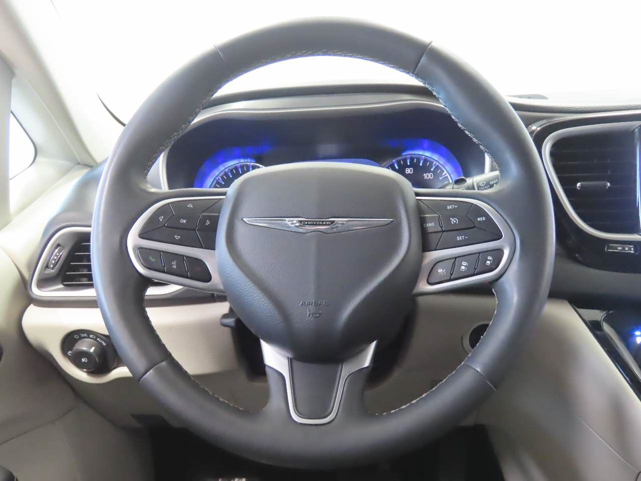Used 2024 Chrysler Pacifica Touring-L FWD image 9
