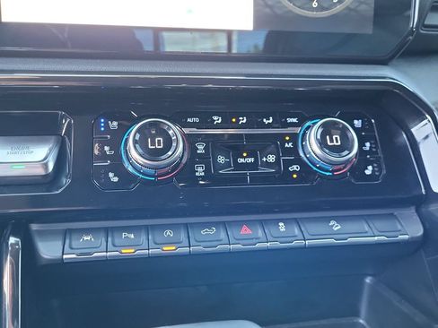 Used 2024 GMC Sierra 1500 AT4 w/ Technology Package AWD/4WD image 30
