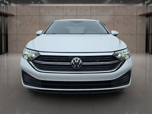 Used 2023 Volkswagen Jetta SE image 3