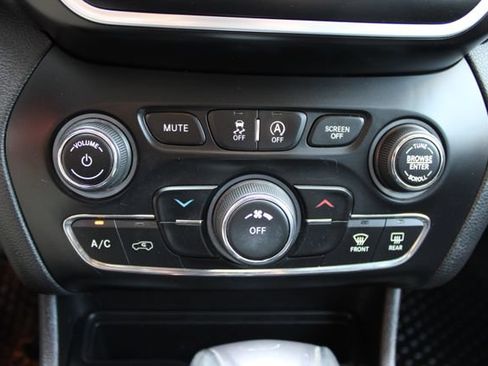 Used 2019 Jeep Cherokee Latitude Plus w/ Cold Weather Group AWD/4WD image 24