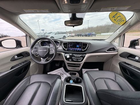 Used 2024 Chrysler Pacifica Touring-L FWD image 22