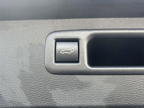 Used 2023 Toyota Highlander L image 9