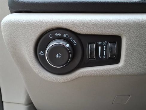 Used 2024 Chrysler Pacifica Touring-L FWD image 16