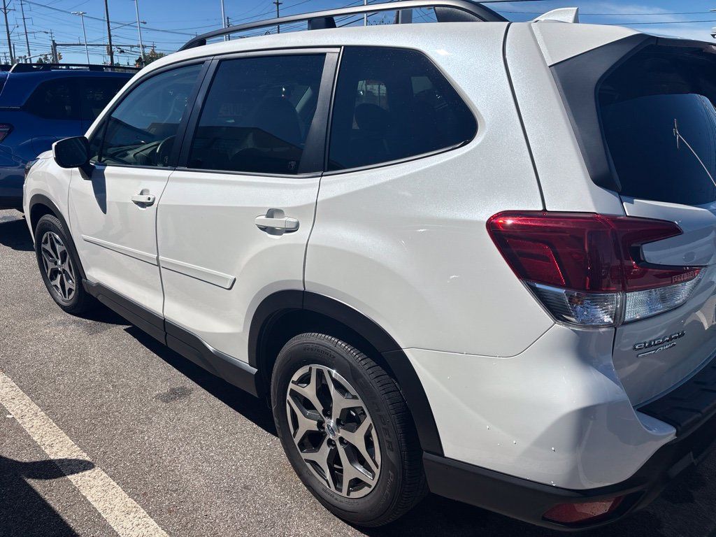 Used 2021 Subaru Forester Premium AWD/4WD image 2