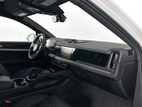 Certified 2025 Porsche Cayenne Coupe image 30