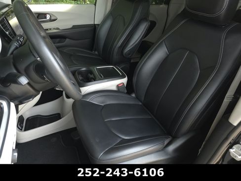 Used 2024 Chrysler Pacifica Touring-L FWD image 10