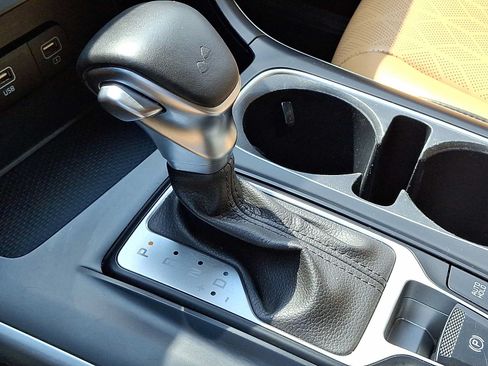 Used 2023 Kia Carnival LX FWD image 14