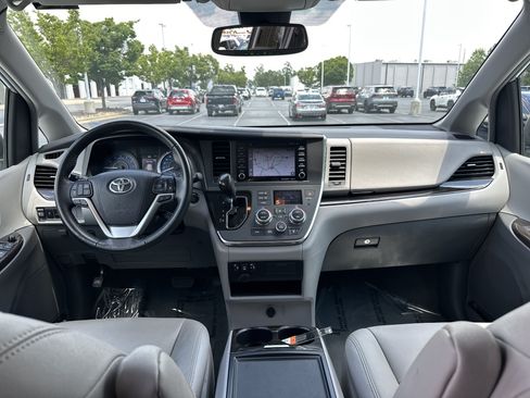 Used 2019 Toyota Sienna XLE w/ XLE Navigation Package FWD image 29