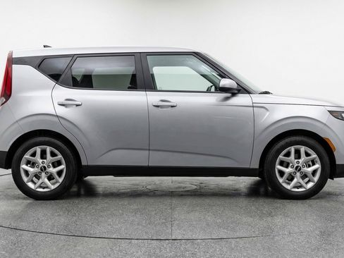 Used 2025 Kia Soul LX w/ LX Technology Package FWD image 8