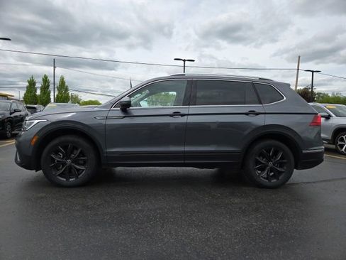 Used 2024 Volkswagen Tiguan SE w/ Panoramic Sunroof Package AWD/4WD image 4
