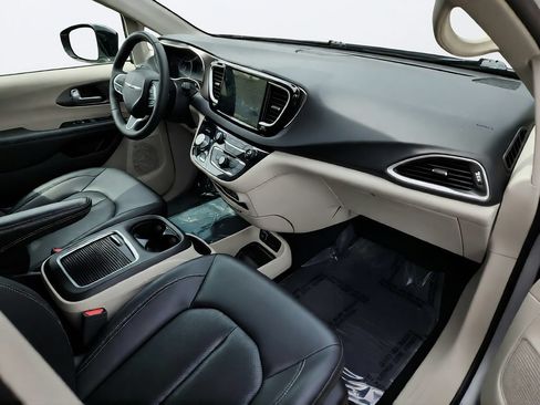 Used 2024 Chrysler Pacifica Touring-L FWD image 31