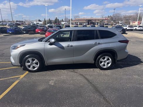 Used 2023 Toyota Highlander LE image 4