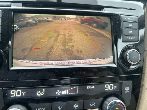 Used 2018 Nissan Rogue SV image 19