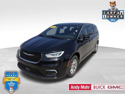Used 2025 Chrysler Pacifica Select