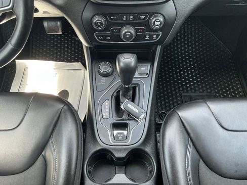 Used 2019 Jeep Cherokee Latitude Plus w/ Cold Weather Group AWD/4WD image 19