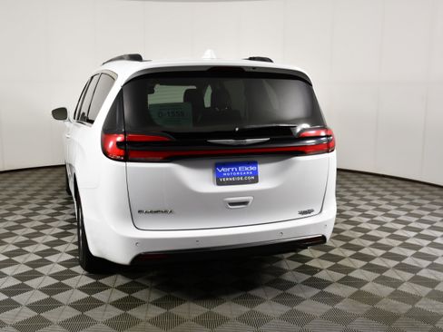 Used 2022 Chrysler Pacifica Touring-L FWD image 7