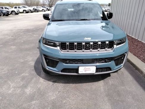 New 2026 Jeep Grand Cherokee Limited w/ Luxury Tech Group II AWD/4WD image 15