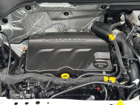 Used 2025 Chevrolet Trax LT FWD image 28